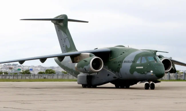 Avião da FAB pousa em Cascavel com três urnas funerárias das vítimas do voo 2283