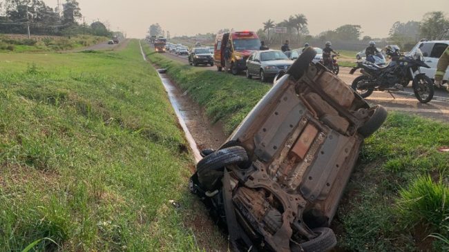 Carro capota após batida envolvendo caminhão na BR-277 em Cascavel