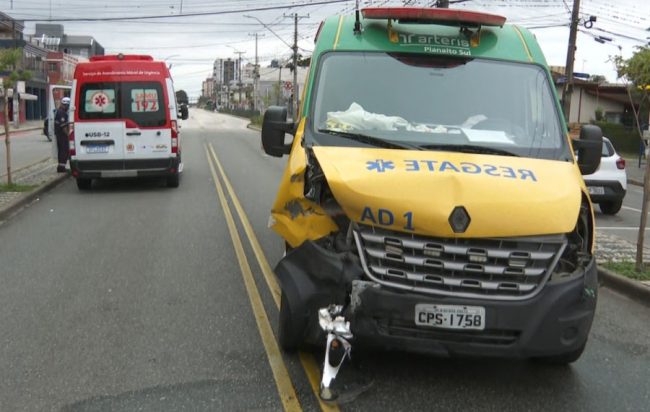 Acidente entre carro e ambulância deixa cinco feridos em Curitiba