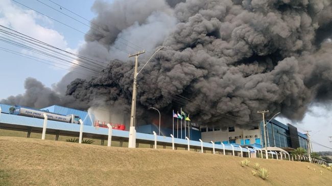 Incêndio atinge indústria de abate de frangos no Paraná