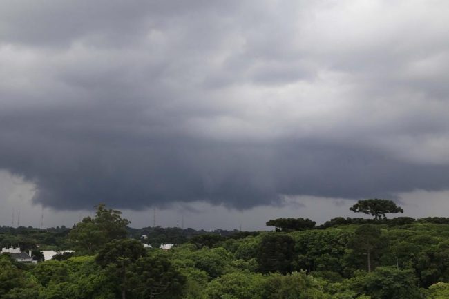 Chuva deve chegar ao Paraná, melhorar qualidade do ar e diminuir temperaturas, diz Simepar