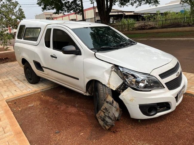 Condutor sobe na calçada e bate em árvore durante a madrugada em Nova Santa Rosa