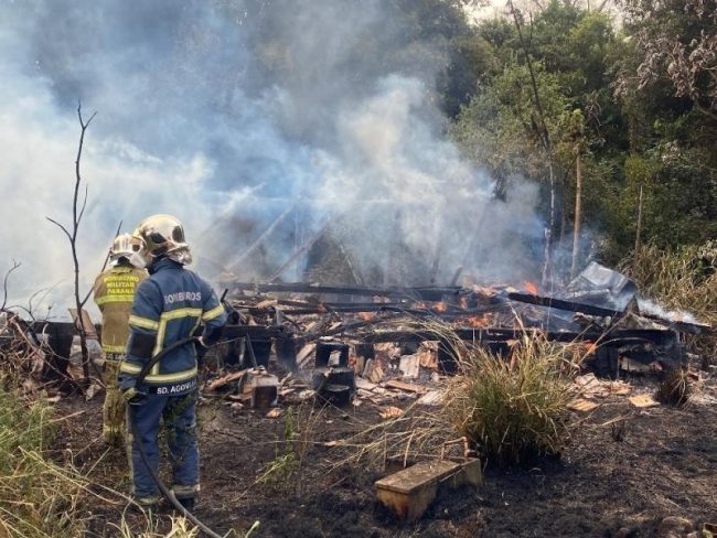 Incêndio destrói galpão de madeira no interior de Mercedes