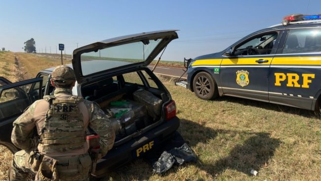 Homem salta de carro em movimento, mas é preso pela PRF em Cascavel