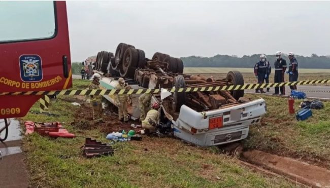 Motorista de caminhão fica preso às ferragens após veículo tombar na BR-163