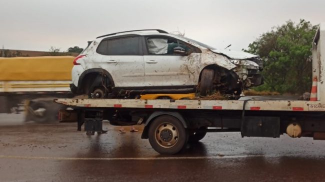 Veículo capota na rodovia entre Toledo e Sede Alvorada