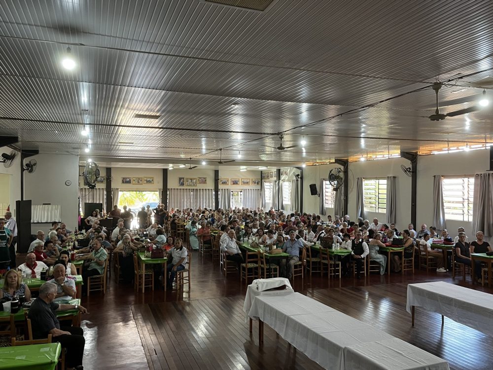 Clube de Idosos Amigos de Quatro Pontes realiza grandioso almoço festivo com presença de caravanas de várias localidades