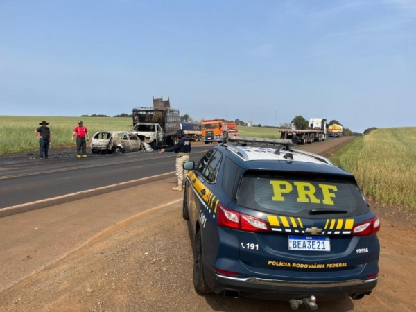 Colisão na BR 373 deixa motorista gravemente ferido e veículos destruídos por fogo