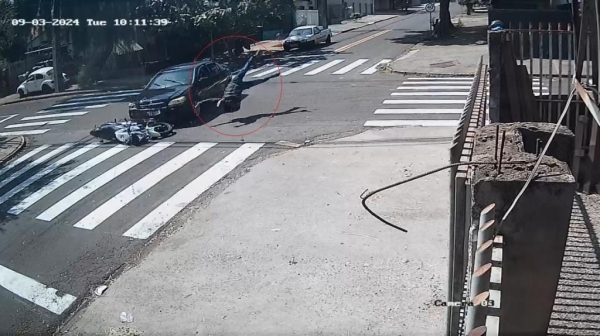 Jovem é arremessado e moto arrastada em colisão com carro em Toledo