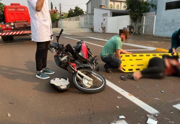 Mulher fica ferida em colisão violenta entre moto e caminhão em Santa Helena