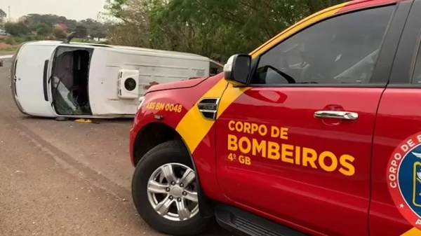 Van tomba em batida com motocicleta e duas pessoas ficam feridas na PRc 467