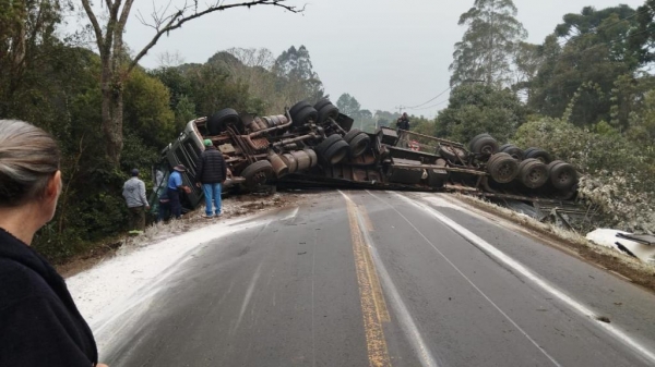 Casal fica ferido em tombamento de caminhão na BR 153