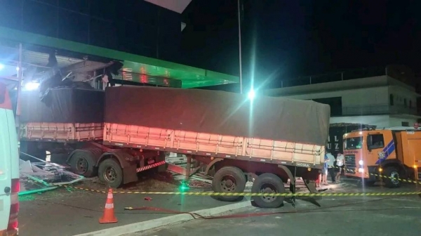 Carreta desgovernada invade agência bancária no Paraná