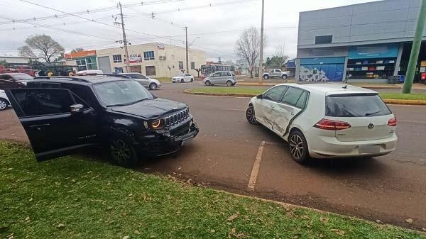 Jeep e Golf se envolvem em colisão em Toledo