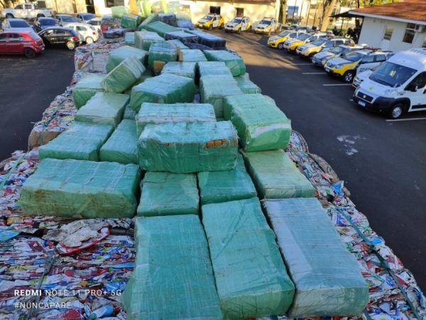 Polícias Federal e Militar apreendem caminhão com três toneladas de maconha no Paraná