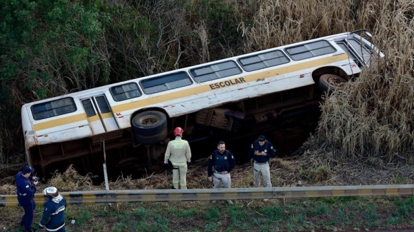 Ônibus escolar com 25 crianças tomba na BR-277, no Paraná