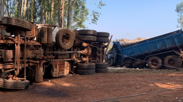 Motorista pula de caminhão em movimento e sem freio antes de batida seguida de tombamento