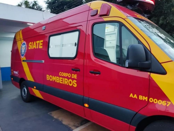 Bombeiros socorrem homens feridos em queda de moto na BR 163