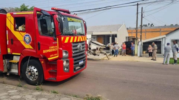 Trabalhador é levado ao hospital após ficar preso em buraco de laje