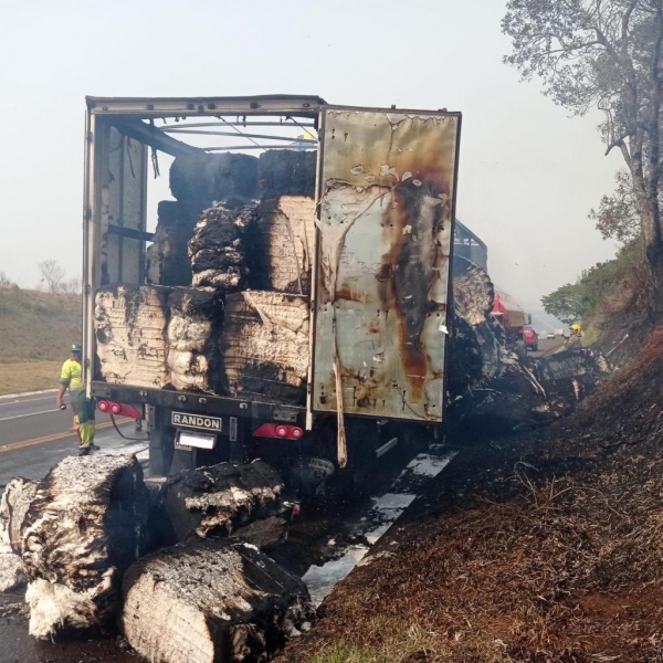 Caminhão com carga de plumas de algodão pega fogo ao passar por incêndio na BR 277