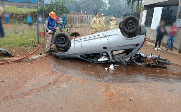 Condutor capota carro com produtos paraguaios após fugir de abordagem da PM