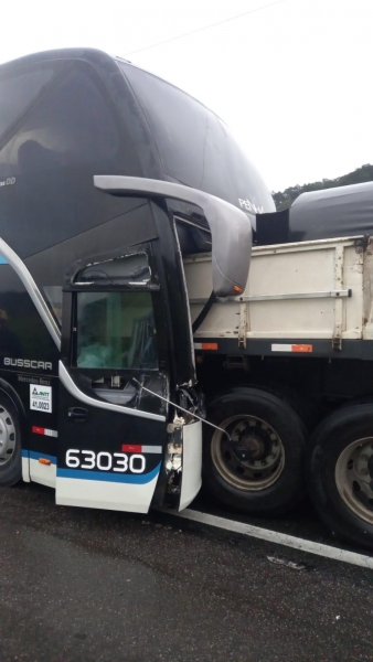 Motorista morre e 13 ficam feridos em batida entre ônibus e caminhão na BR-101 em SC