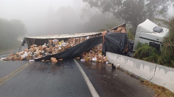 Populares saqueiam carga de caminhão enquanto vítimas são socorridas em grave acidente com duas mortes