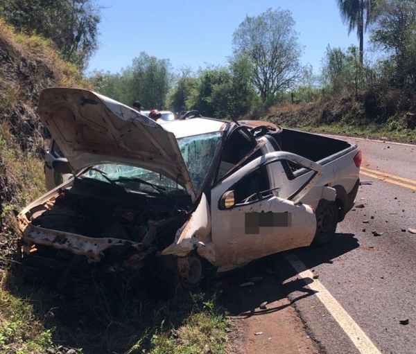 Condutor fica ferido ao bater Fiat Strada em paredão de pedras na PR-562