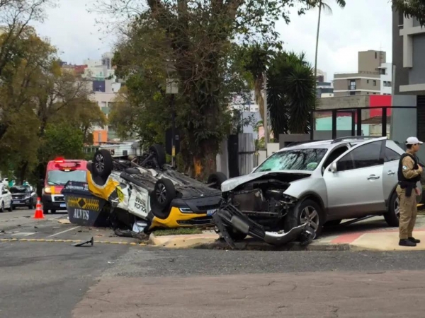 Viatura da PM bate contra carro e capota durante perseguição no Paraná