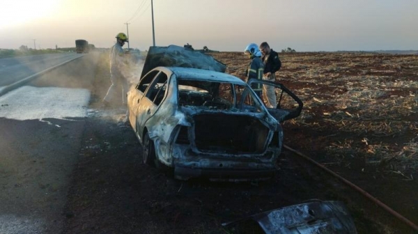 Carro é destruído por incêndio na BR-163 entre Marechal Rondon e Toledo