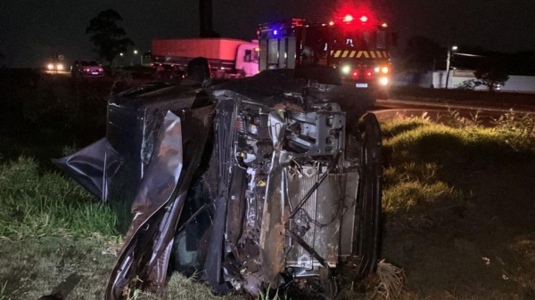 Carros capotam após forte batida na PRc-467 em Cascavel