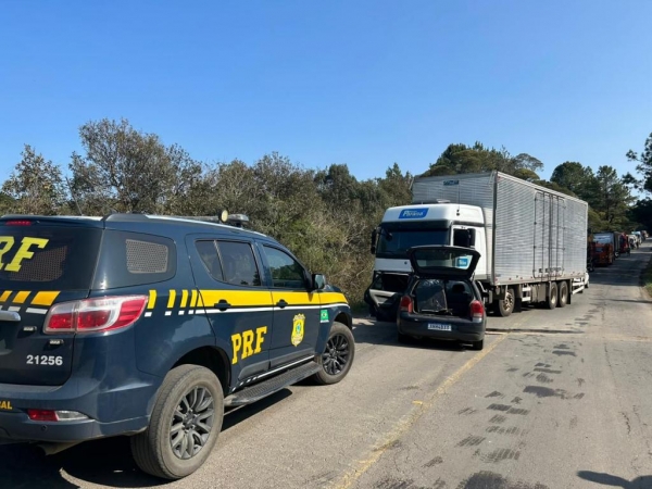 Carro e caminhão batem de frente na BR 153 e uma pessoa fica em estado grave