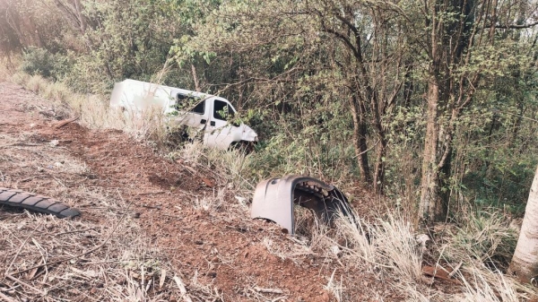 Ao ser fechado por caminhão, motorista de Van perde o controle e bate contra árvores na BR-163