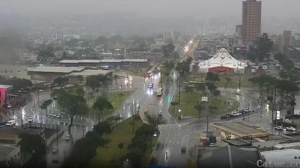 Temporal deixa 24,6 mil imóveis sem energia no Oeste e Sudoeste do PR