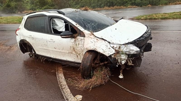 Pista molhada: Carro capota na BR 163 entre Toledo e Cascavel