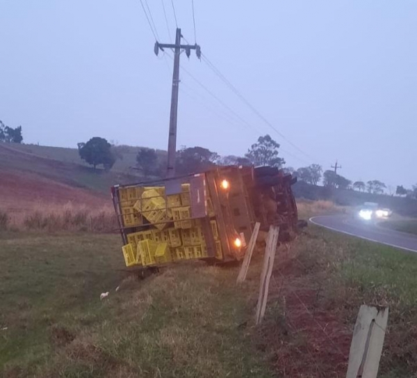 Motorista sai ileso de tombamento de caminhão na PR 239