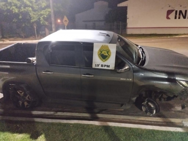 Bandidos fogem a pé na região de fronteira e abandonam Hilux furtada