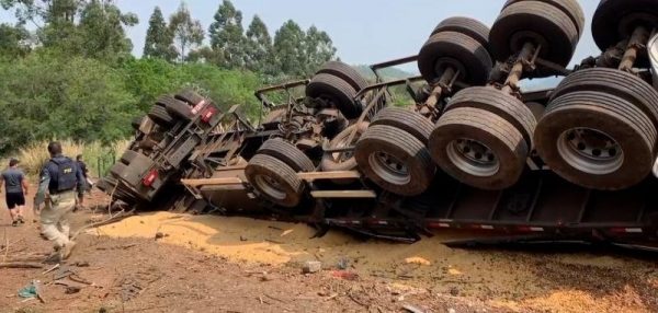 Pedestre é soterrado por milho após carreta tombar na BR 163