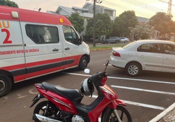 Mulher sofre fratura exposta em acidente entre carro e moto em Santa Helena