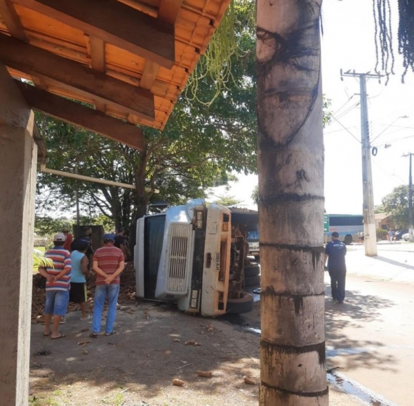 Carreta carregada de mandioca tomba em Francisco Alves e deixa mulher ferida