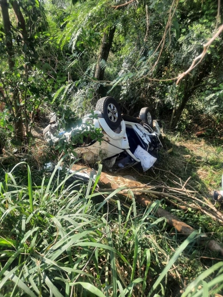 Duas pessoas ficam gravemente feridas após caminhonete cair em barranco na PR-495