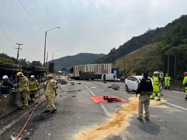 Acidente entre dois carros e três caminhões mata uma pessoa e interdita BR-376