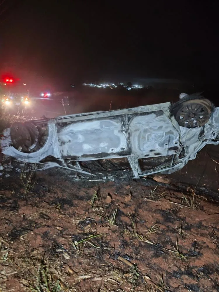 Carro capota e pega fogo na rodovia entre Quatro Pontes e Novo Sarandi