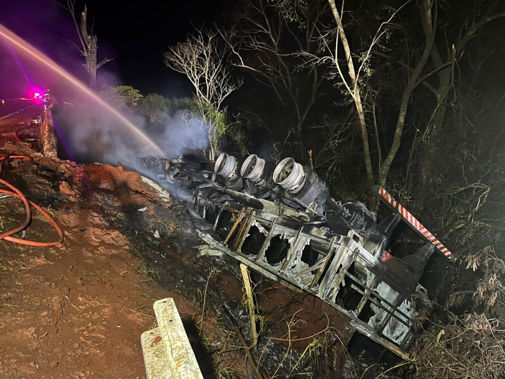 Carreta tomba, pega fogo e motorista morre preso às ferragens na PR-182 em Palotina