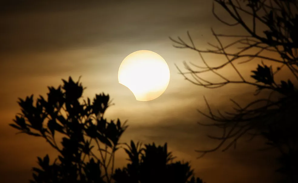 Eclipse solar será parcialmente visível no Paraná nesta quarta (2); veja regiões que não estarão nubladas