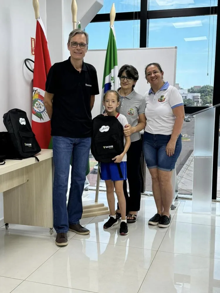 Escola Marechal Deodoro tem aluna premiada em concurso cultural do Sicoob