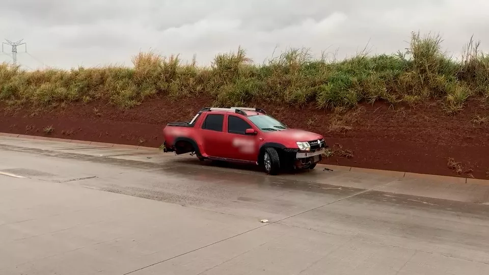 Carro com três ocupantes aquaplana em rodovia de Cascavel