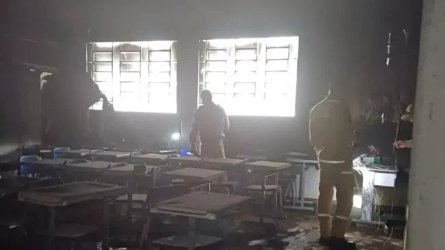 Incêndio em escola destrói sala de aula em Rolândia