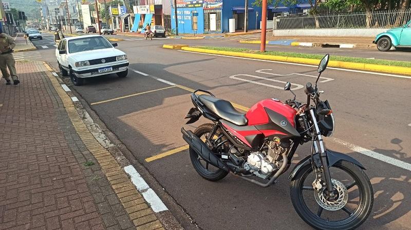 Carro e moto batem na Avenida 1° de Maio na Vila Pioneira em Toledo