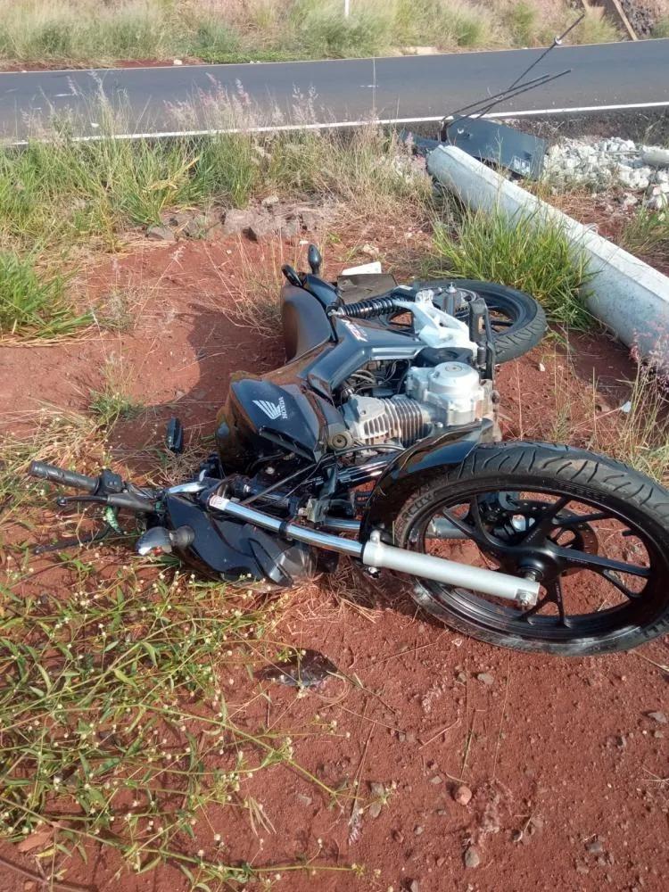 Motociclista fica ferido ao bater contra poste na BR-163 em Quatro Pontes